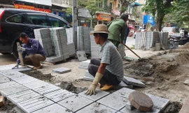 Công nhân đang lát đá tự nhiên tại phố Hòa Mã (ngày 2/12) 