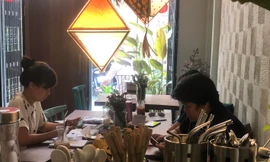 Quán nước Passengers dùng ống hút sậy, inox thay cho sản phẩm nhựa Ảnh: U.P 