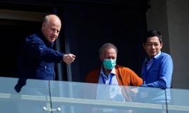  Ông Peter Daszak (trái) và nhà sinh vật học Việt Nam Hung Nguyen Viet (trái) đứng trên ban công khách sạn tại Vũ Hán ảnh: Reuters 