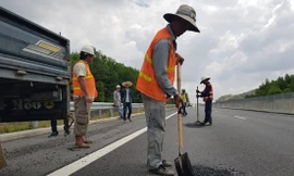 Sửa chữa cao tốc 34.000 tỷ đồng bằng “công nghệ” thủ công. Ảnh: Nguyễn Thành