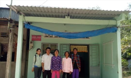 Bà Lý Thị Cượng (thứ 2 từ phải sang) cùng cán bộ Đoàn xã và người thân trước căn nhà mới ẢNH: HÒA HỘI 