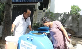 Người dân Đà Nẵng chờ xe bồn tiếp nước sinh hoạt trong mùa khô 2019 Ảnh: Thanh Trần 
