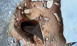 Hố sụt lún xuất hiện ngay dưới nền nhà dân gây mất an toàn, ảnh hưởng đời sống, sinh hoạt của người dân