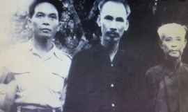 Cụ Bùi Bằng Đoàn (bìa phải) và Chủ tịch Hồ Chí Minh cùng Đại tướng Võ Nguyên Giáp 