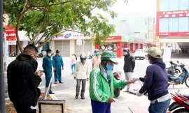 Người dân xếp hàng trật tự để nhận cơm ở điểm phát cơm miễn phí khu vực ngã tư Phan Châu Trinh - Hùng Vương 