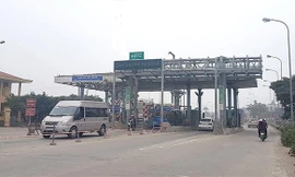 Một số trạm thu phí có làn thu tự động, nhưng đa số phí được thu theo hình thức thủ công Ảnh minh họa: PT 