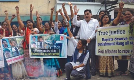 Sau khi biết tin cảnh sát bắn chết bốn nghi can, nhiều người đã đổ ra đường bày tỏ sự vui mừng ảnh: Reuters 