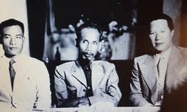 Thuở ban đầu dân quốc ấy, Cụ Hồ với Cố vấn Vĩnh Thụy ( bên phải) 