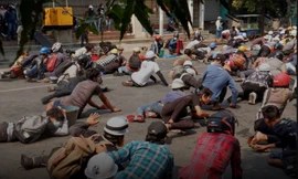 Người biểu tình nằm rạp xuống đất khi cảnh sát nổ súng giải tán biểu tình ở Mandalay hôm 3/3. Ảnh: Reuters