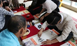 Những ông đồ trẻ “múa bút” viết những lời yêu thương dành cho các bệnh nhân