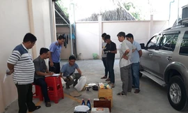 Công an khám xét chiếc xe ô tô nghi can sử dụng 