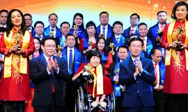 Phó Thủ tướng Vương Đình Huệ và Trưởng ban Tuyên giáo Trung ương Võ Văn Thưởng dự và trao giải thưởng cho Top 10 Doanh nhân Sao Đỏ năm 2019 và danh hiệu Sao Đỏ danh dự cho chị Nguyễn Thị Vân (ngồi xe lăn) trong chương trình.ẢNH: xuân tùng