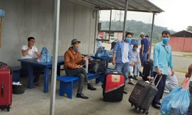  Công nhân Việt ở Guinea Xích đạo chuẩn bị di chuyển ra sân bay để về nước ngày 28/7/2020. (Ảnh công nhân cung cấp cho PV Ngọc Mai) 