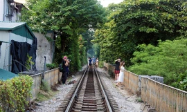 Đoạn đường tàu có vòm cây, gần phố bích họa Phùng Hưng, được giới trẻ đổ xô đến chụp ảnh và check in do đẹp lãng mạn 