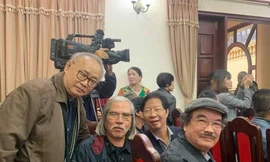 Nguyễn Hiếu (đội mũ) trong Lễ kỷ niệm 100 năm ngày sinh Kim Lân 