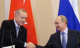  Tổng thống Nga Vladimir Putin và Tổng thống Thổ Nhĩ Kỳ bắt tay sau khi đạt được thỏa thuận về Syria hôm 22/10 ảnh: AP 