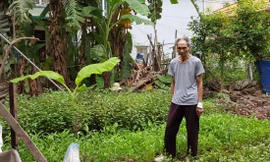  Thương binh Bùi Đức Xuân đứng trên phần đất thiếu mà ông cho rằng trước đây đã được cấp              Ảnh: K.N 