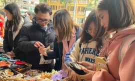 “Tiệm thêu Thương Thương” thu hút sự quan tâm của nhiều sinh viên, học sinh tại Ngày hội Ảnh: Hà Linh 