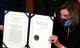 Chủ tịch Hạ viện Nancy Pelosi trưng ra văn bản thông qua việc luận tội tổng thống Trump sau khi ký phê chuẩn ảnh: Reuters 