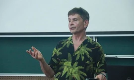 GS Neal Koblitz tại buổi nói chuyện. Ảnh: Thanh Hùng 