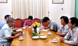 Ông Lê Khả Phiêu gặp cán bộ báo Tiền Phong