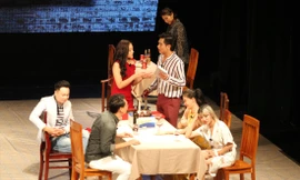 Tặng Kiều cho vợ, chồng có ý gì? Ảnh: N.M.Hà 