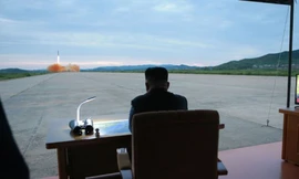 Chủ tịch Triều Tiên Kim Jong Un trong một lần chứng kiến việc bắn thử tên lửa ảnh: KCNA/ABC 