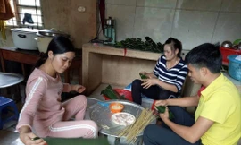 Tết 2020, không có tiền thưởng nhưng giáo viên trường Tiểu Học Pa Ủ - Lai Châu tích cực gói bánh chưng cho học sinh ăn Tết ảnh: Minh Khuyên