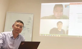 Giảng đường thời dịch Covid-19 mình thầy ngồi với máy tính - ảnh: Diệp An 