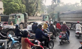 Xe tải dàn hàng “bịt” đường Hai Bà Trưng sáng 26/2