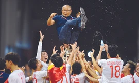 HLV Park Hang Seo được các học trò tung hô ăn mừng Việt Nam giành HCV môn Bóng đá Sea Games 30 Ảnh: Như ý