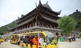 Đại biểu dịch chuyển bằng xe điện trong khuôn viên Tam Chúc