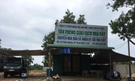 Trong cơn sốt đất khu vực xung quanh sân bay Phan Thiết, nhiều văn phòng giao dịch đất đai được dựng lên tạm bợ 