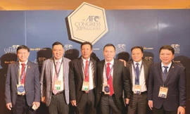 Phó chủ tịch VFF Trần Quốc Tuấn (thứ 3 bên phải) cùng các đại biểu Việt Nam tham dự Đại hội AFC 