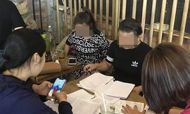 Nhiều người viết đơn tố cáo vợ cán bộ công an lừa đảo chiếm đoạt hàng chục tỷ đồng. Ảnh: Zing