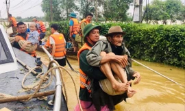 BĐBP Quảng Trị sơ tán người dân đến nơi an toàn trong bão lũ, tháng 10/2020 ẢNH: CTV 