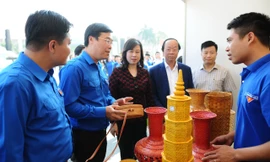 Bí thư thứ nhất T.Ư Đoàn Lê Quốc Phong, Thứ trưởng Bộ TN&MT Võ Tuấn Nhân, Phó Bí thư Tỉnh ủy Bắc Ninh Đàm Thị Lan tham quan các gian hàng