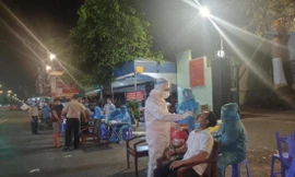 Nhân viên y tế xuyên đêm lấy mẫu xét nghiệm SARS-CoV-2. Ảnh: HCDC