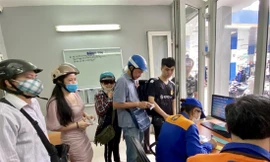 Quầy bán bảo hiểm xe máy ngay tại một cây xăng 