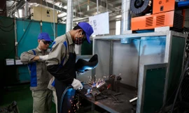 Việc giảm lãi suất của ngân hàng giúp DN có nguồn tiền xoay xở để trả lương, duy trì việc làm cho công nhân 