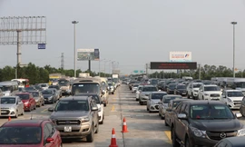 Bộ GTVT đang nghiên cứu để thực hiện thu phí với các tuyến cao tốc được đầu tư bằng ngân sách Nhà nước. (Trong ảnh, xe xếp hàng dài chờ qua trạm thu phí). Ảnh: Mạnh Thắng 