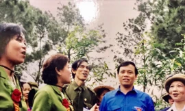 Ông Vũ Trọng Kim (thứ 2, từ phải sang) cùng đoàn văn công Tiếng hát át tiếng bom, hát đồng ca tại Quảng Bình năm 2000 