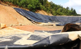 Vật liệu lót chống thấm lòng hồ chứa rác hiện là những mớ hỗn độn, bị rách hỏng