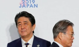 Thủ tướng Nhật Bản Shinzo Abe (trái) và Tổng thống Hàn Quốc Moon Jae-in tại Osaka hồi tháng 6/2019 ảnh: Reuters 