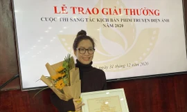  Tác giả Nguyễn Thị Mai Phương, giải Nhì với kịch bản “Thiên Mạc hùng ca”. Ảnh: Kỳ Sơn 