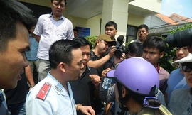 Người dân Thủ Thiêm trong một buổi đối thoại với cơ quan chức năng. Ảnh: Huy Thịnh