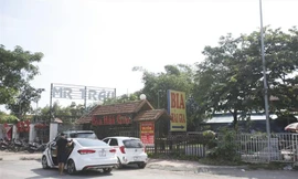 Nhà hàng, quán bia kinh doanh trong khuôn viên Khu LHTT Mỹ Đình. Ảnh: P.N 