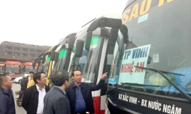 Lãnh đạo Bộ GTVT kiểm tra công tác chuẩn bị công tác phục vụ Tết tại Bến xe Nước Ngầm, nơi có xe tăng giá tới 60%.  
