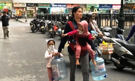 Người dân Khu chung cư HH Linh Đàm hiện vẫn mua nước tinh khiết tại siêu thị, cửa hàng tạp hóa để sử dụng cho ăn uống ảnh: Long Vân 