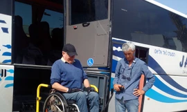 Nhà báo người Đức Werner Pohl dễ dàng di chuyển chiếc xe lăn của mình lên xuống ô tô nhờ thiết bị nâng hạ dành riêng cho người khuyết tật Ảnh : Việt Hùng 